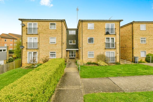 Thumbnail Flat for sale in Chatsworth Court, Stevenage