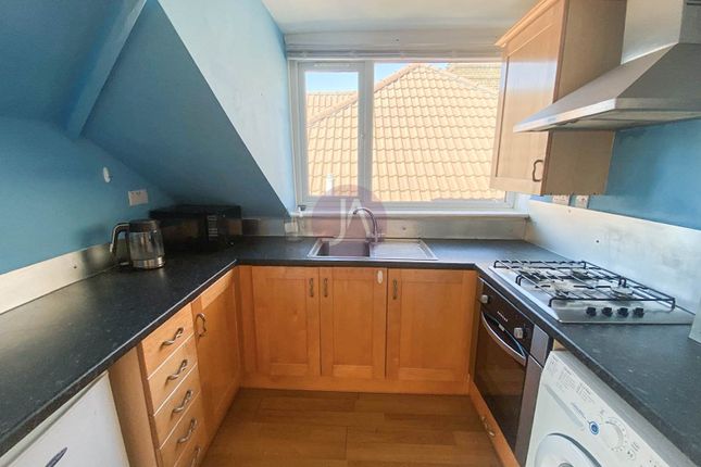 Top Floor Flat, 4, 89, Malvern Road, Queens Park photo 2