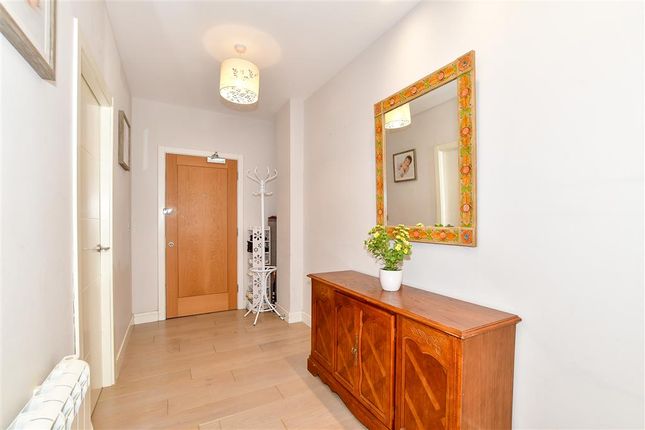 Flat for sale in White Lion Close, East Grinstead, West Sussex