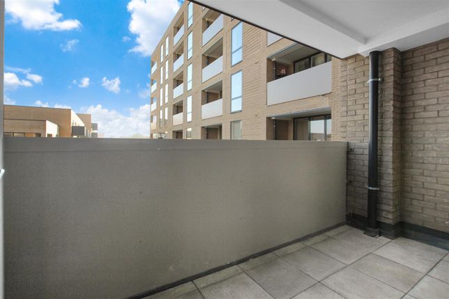 Flat 13, 300, Dapple Court, Croxley View, Watford photo 4