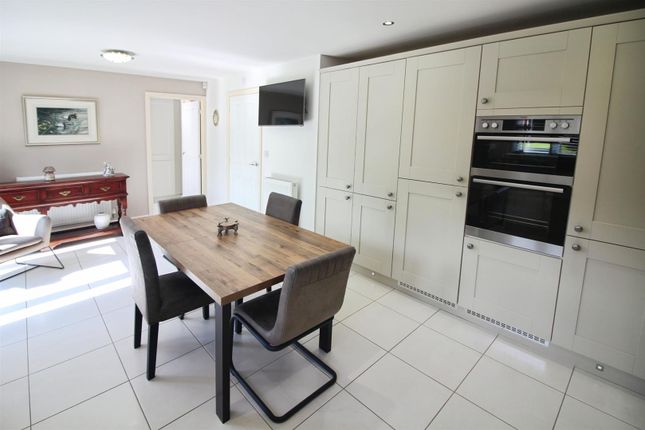 2, Sunningdale Place, Leeds photo 4