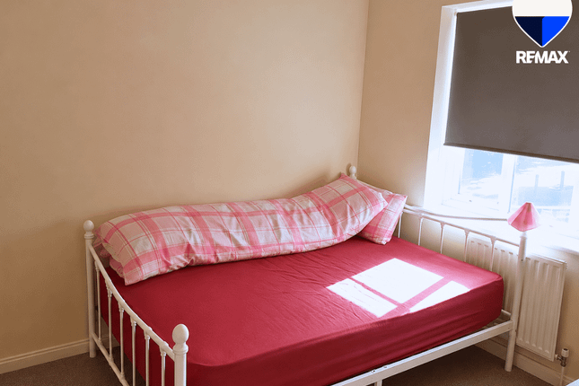 11, Armstrong Close, London photo 4