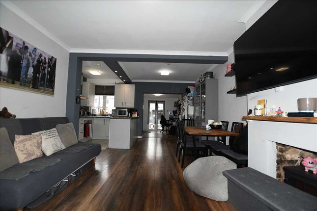 25, Ingleton Road, London photo 2