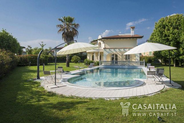 Thumbnail Villa for sale in Piazza Giuseppe Garibaldi, 1, 55042 Forte Dei Marmi Lu, Italy