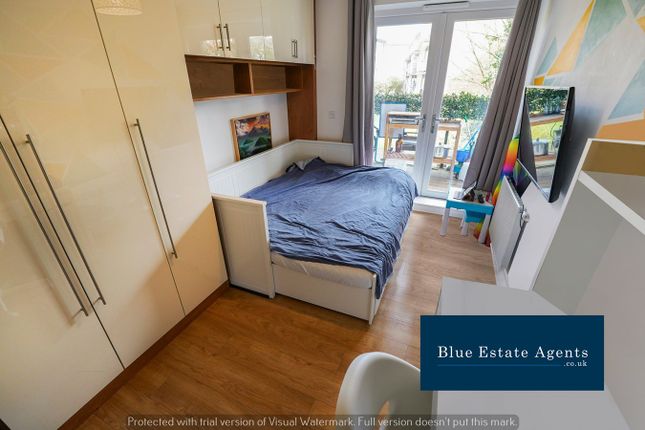 Flat for sale in Hunting Place, Hounslow
