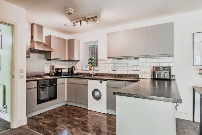 Flat 2, Tribbiani Court, Station Approach, Horley photo 3