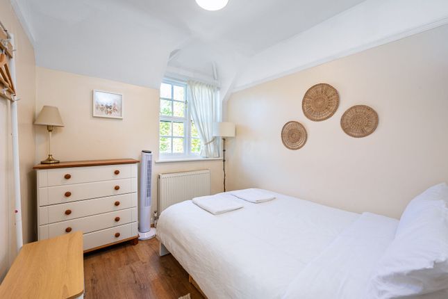Asmuns Place, Hampstead Garden Suburb photo 4