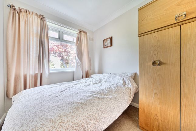 2, Woodroyd Avenue, Surrey photo 4