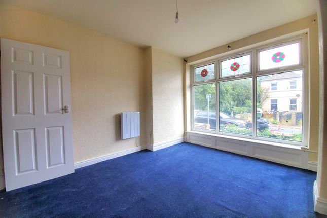 4, Hall Avenue, Huddersfield photo 3