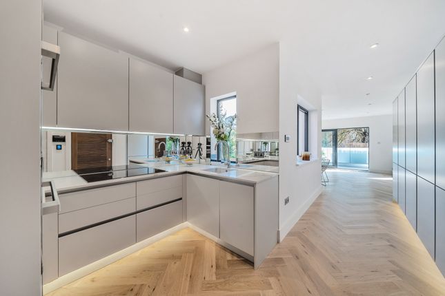 Flat for sale in Seven Sisters Road, London