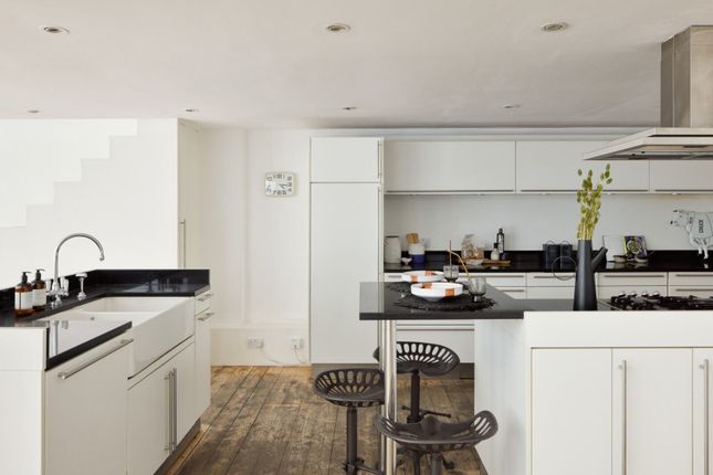 Flat for sale in Shoreditch High Street, London