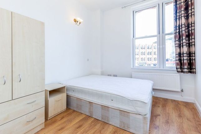 Flat to rent in Camden High Street, London