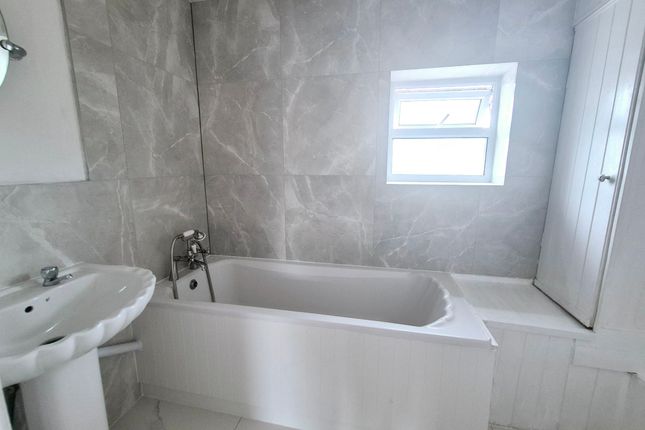 100 Great Mistley, Basildon photo 5
