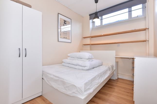 Flat 2, 125, Castelnau, London photo 5