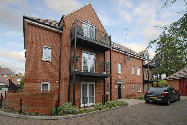 Thumbnail Flat for sale in Red Kite Close, High Wycombe
