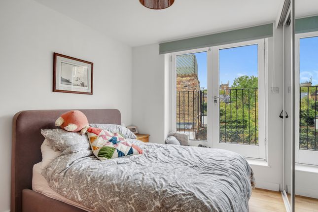 Studio studio on HIGHBURY PARK, London, £295,000