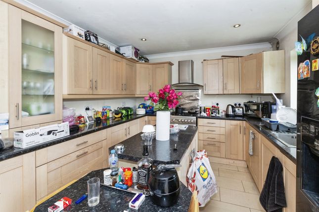 12, Bromycroft Road, Slough photo 4