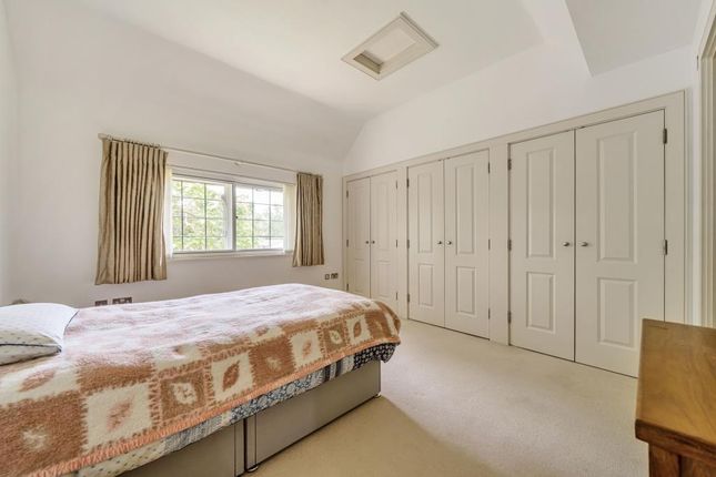 Flat to rent in St. Johns Lodge, Woking