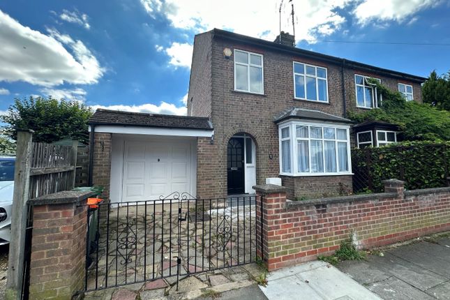 Thumbnail Semi-detached house to rent in St. Peters Road, Dunstable, Bedfordshire
