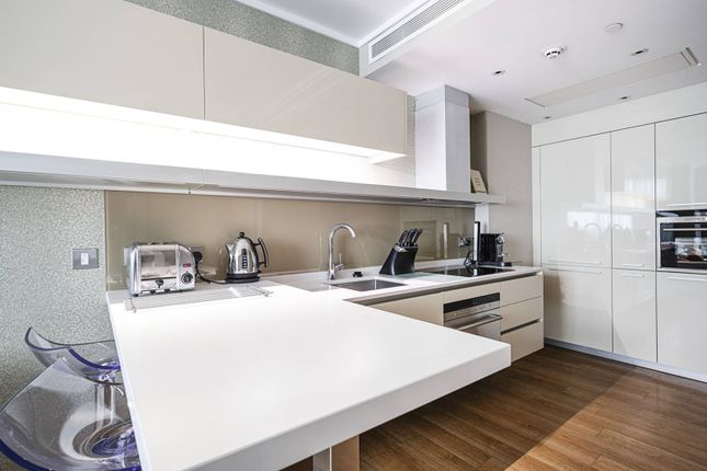 Thumbnail Flat to rent in Lower Thames Street, City, London
