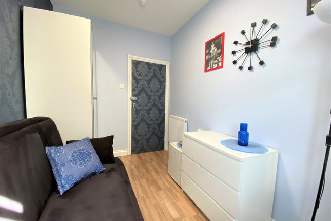 Copy flat 10, 38, Hartington Road, West Ealing photo 2