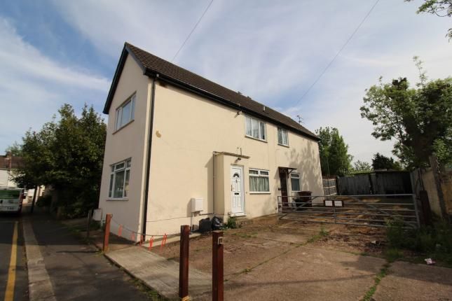 Flat to rent in Cross Street, Gillingham