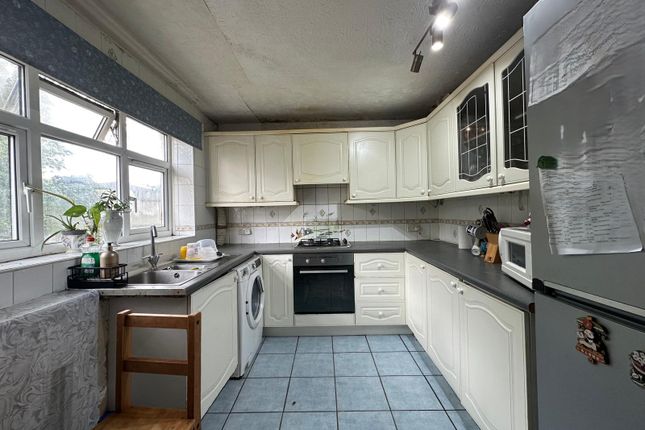 75, Montomery Road, Farnborough photo 4