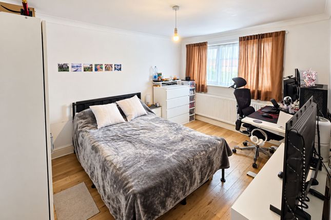 15 Raglan Road, London photo 5