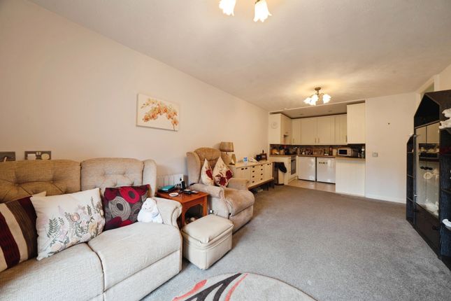 8, Cedar Court (Addlestone), Addlestone photo 4