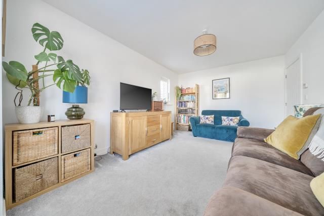 30, Maslin Elms, Aylesbury photo 2