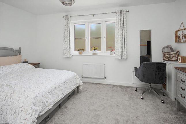 7, Peridot Drive, Wellingborough photo 4