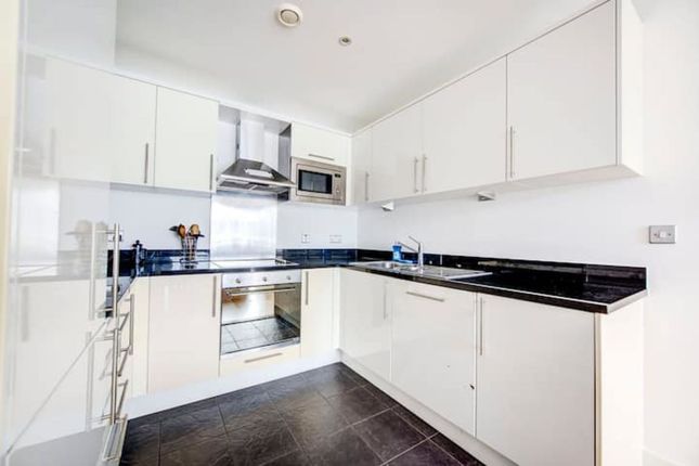 Flat to rent in Drayton Park, London