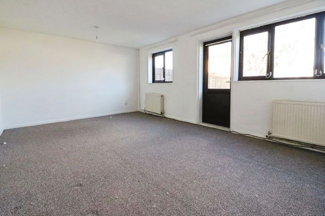 55, Grampian Way, Slough photo 3