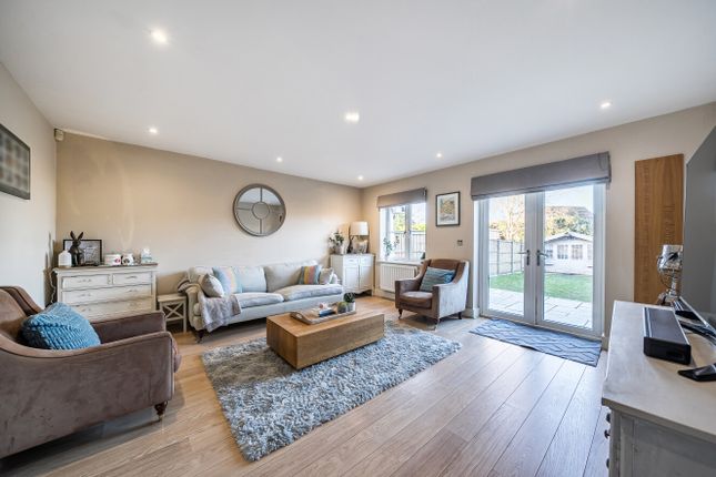 21, Admiral Way, Surrey photo 2