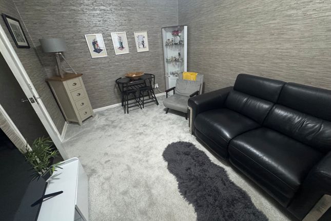 14B, Pinewood, Blackburn photo 2