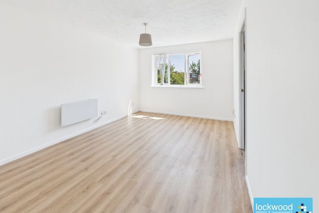415, Redford Close, Feltham photo 3
