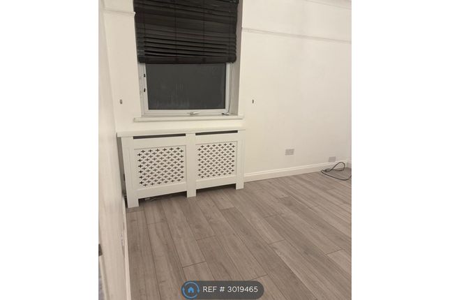 Flat  Burns House, Axminster Crescent, Welling photo 4