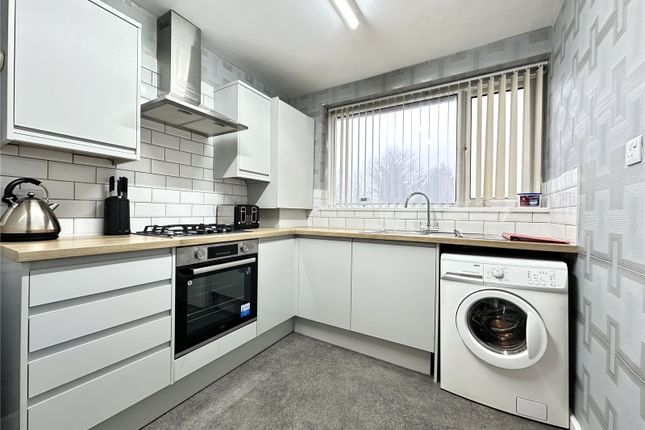 12, Queens Court, Leeds photo 2