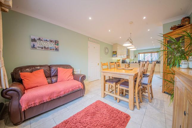 32, Damson Crescent, Eastleigh photo 4