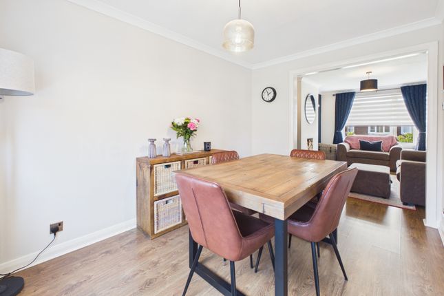 18, Yarrow Crescent, Bishopton photo 3