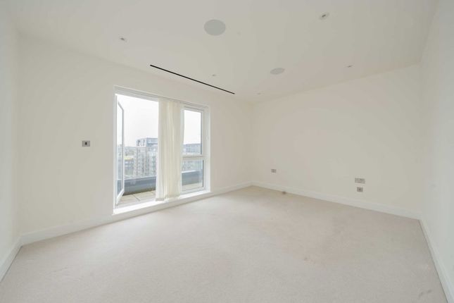 Flat for sale in Beaufort Square, Edgware