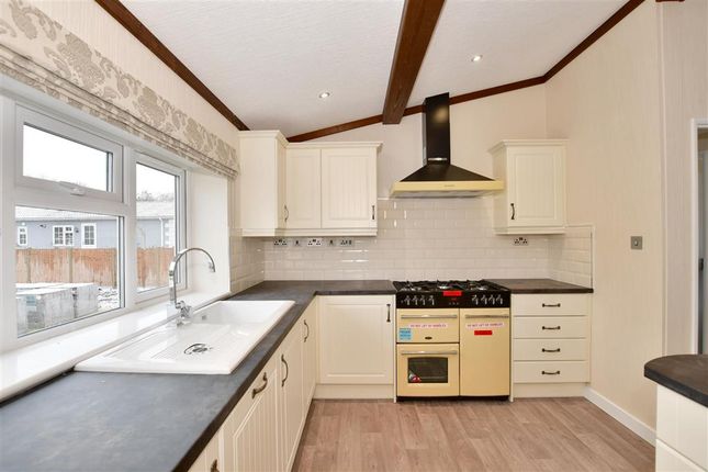 Thumbnail Mobile/park home for sale in Maidstone Road, Paddock Wood, Kent