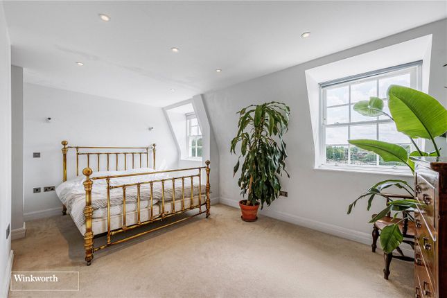 Flat for sale in Kew Bridge Road, London