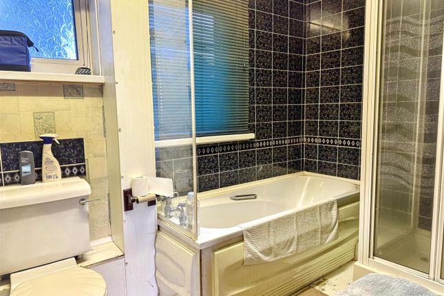 26, Snowden Vale, Leeds photo 5