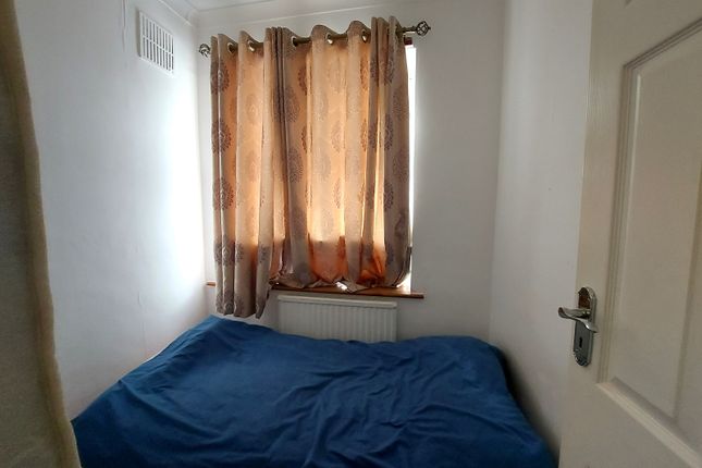 116, Primrose Avenue, Chadwell Heath, Essex photo 5