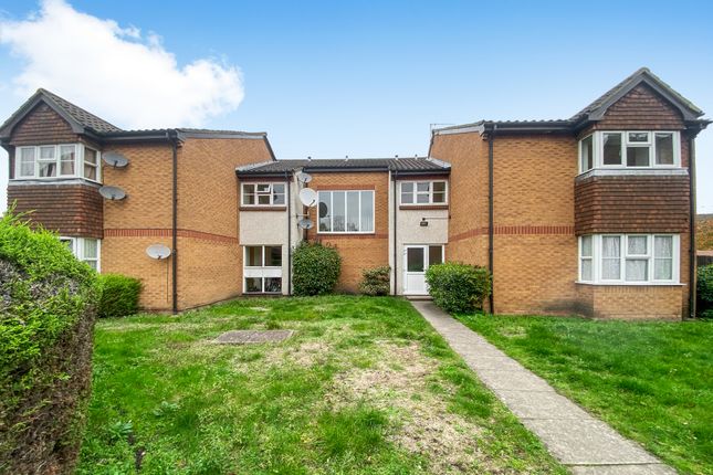 Flat for sale in Abbotswood Way, Hayes