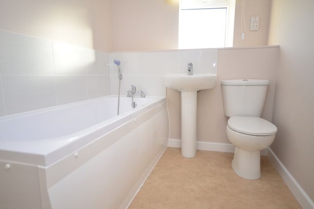 Town house to rent in Cliffe Road, Strood, Rochester