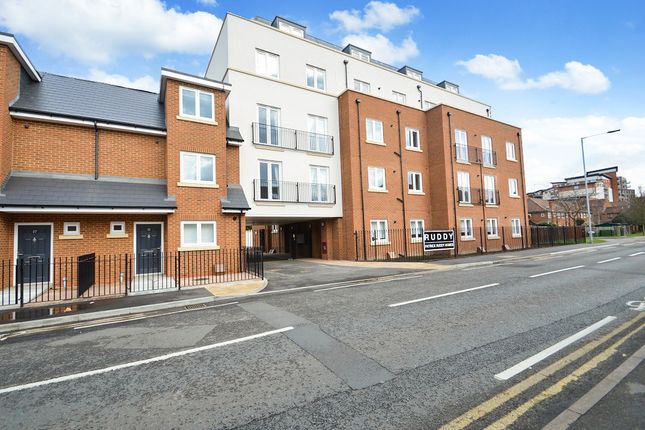 Thumbnail Flat to rent in 61 Chalvey Road East, Slough, Berkshire