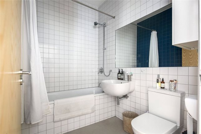 Flat 2, 16, Furrow Lane, London photo 4