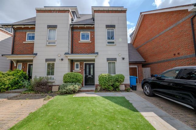 3-bed house on 102B, Blackamoor Lane, Maidenhead, £595,000
